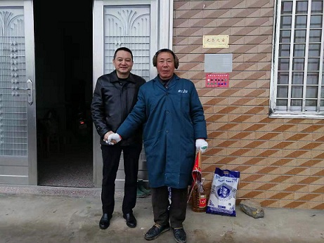 集团公司开展脱贫攻坚“暖冬行动”(图1) 集团公司开展脱贫攻坚“暖冬行动”(图1)