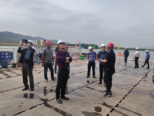 常德路桥集团召开安全生产现场会(图1) 常德路桥集团召开安全生产现场会(图1)